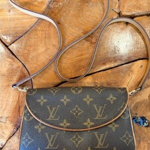 Louis Vuitton Monogram Crossbody Bag handbag authentic LV